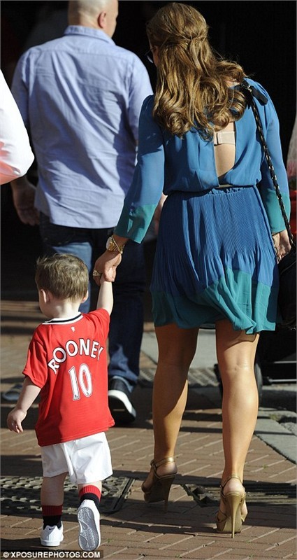 Kai thường mặc áo Man United đến sân cổ vũ bố Rooney...